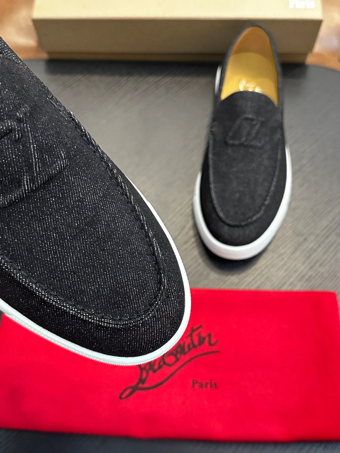 P760💰Christian Louboutin (red-soled shoes) Italian men’s casual sneakers are shipped! Each pair of shoes from this Italian handmade shoe brand has a simple and classic design, which is very comfortable and versatile! The upper fabric of this shoe is made of imported cowhide, with high-end and comfortable cowhide lining! The outsole is made of original rubber bottom sheets and is lined with cowhide! Brand-specific molded footbed, exclusive private mold control! Original box packaging, with shoe storage bag! 39 40 41 42 43 44 (38 45 46 customized)